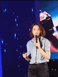 组图:董卿知性出席推介会 温婉撩发气质出众