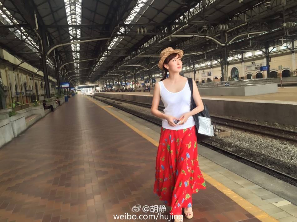 组图:胡静小碎花裙仙气十足 白色背心显好身材