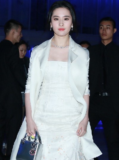 刘亦菲穿白裙优雅亮相 圣洁如仙子(1)