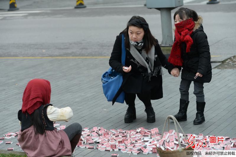 “卖火柴的小女孩儿”呼吁为山区孩子捐新衣