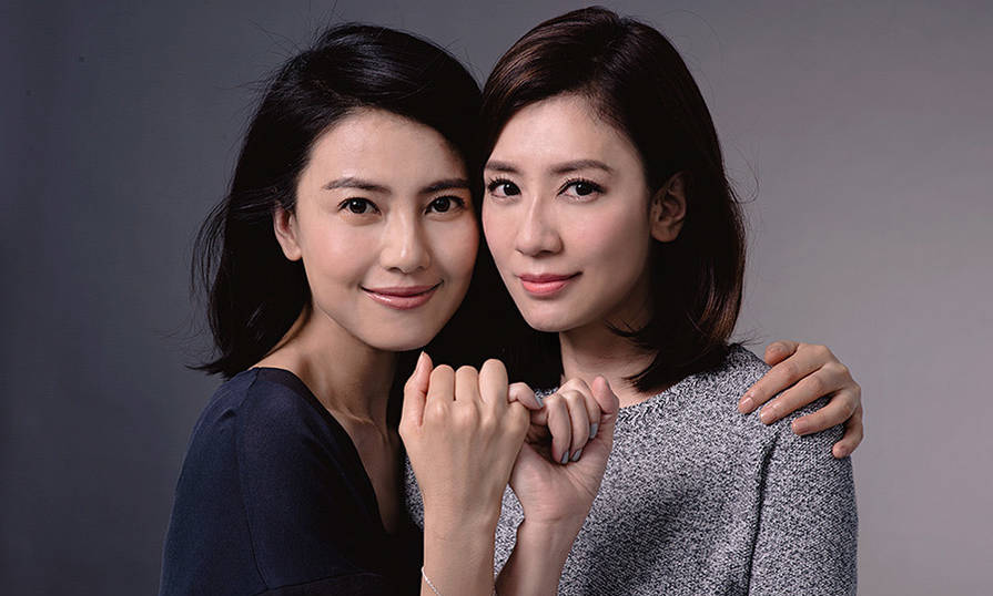 周芷若赵敏“一笑泯恩仇” 小指相勾亲密合影