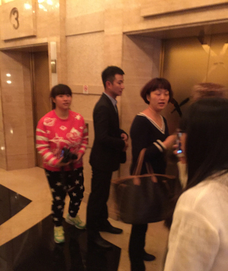 文章穿西装出席活动后玩速闪 拒与女粉丝玩自