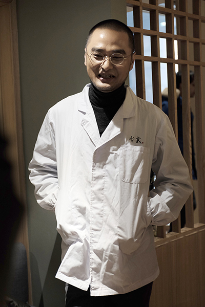冯唐身着厨师服炸美食却依然像穿白大褂的医镜头松下视频gh4油条图片