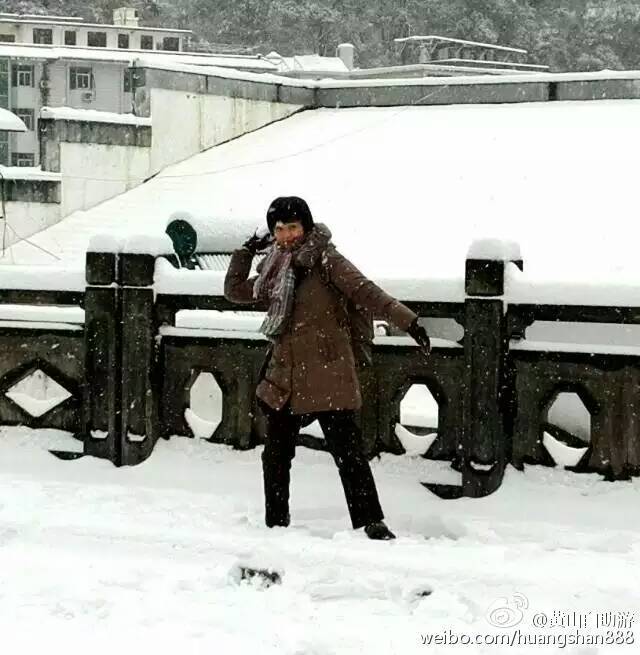 组图:范冰冰扮村妇傲立雪中 雪地写字尽情撒欢