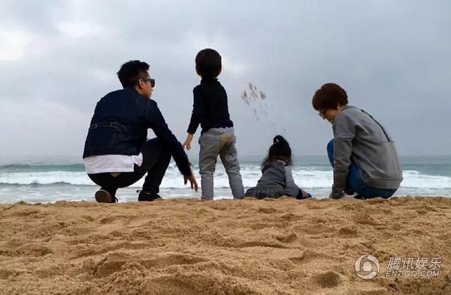 邓超带女儿避寒潮 小花海边露小香肩