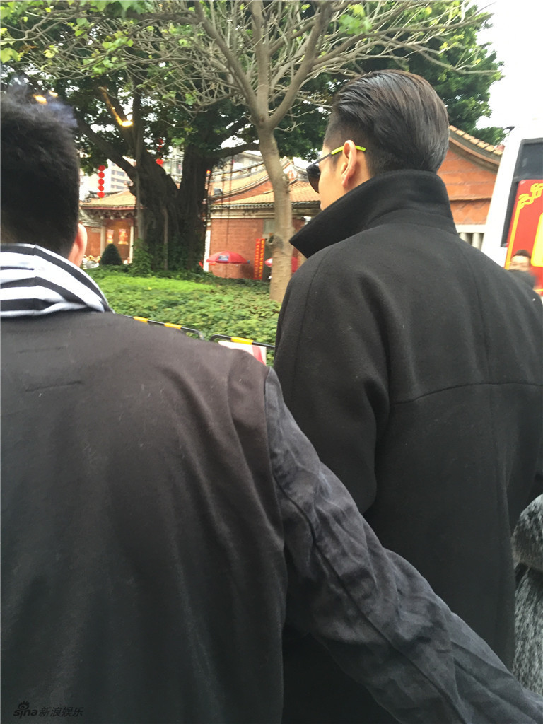 组图:胡歌现身泉州分会场 彩排春晚引众人围观