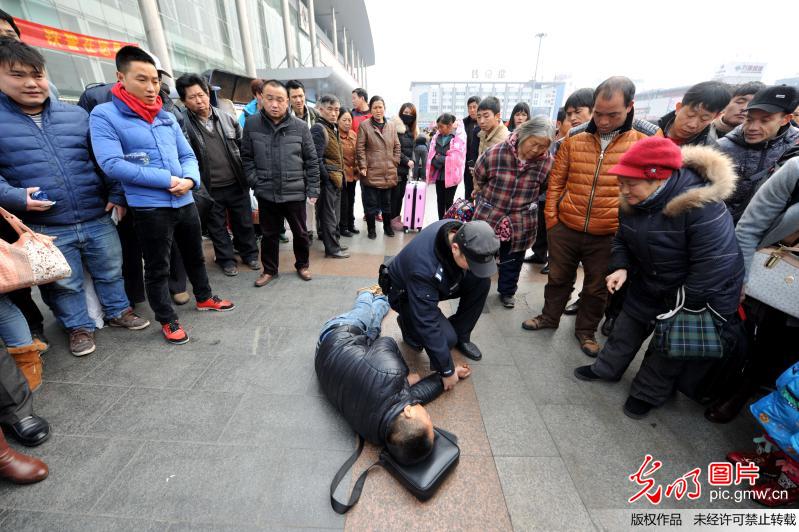 成都一旅客火车站突发疾病 众人急施援手