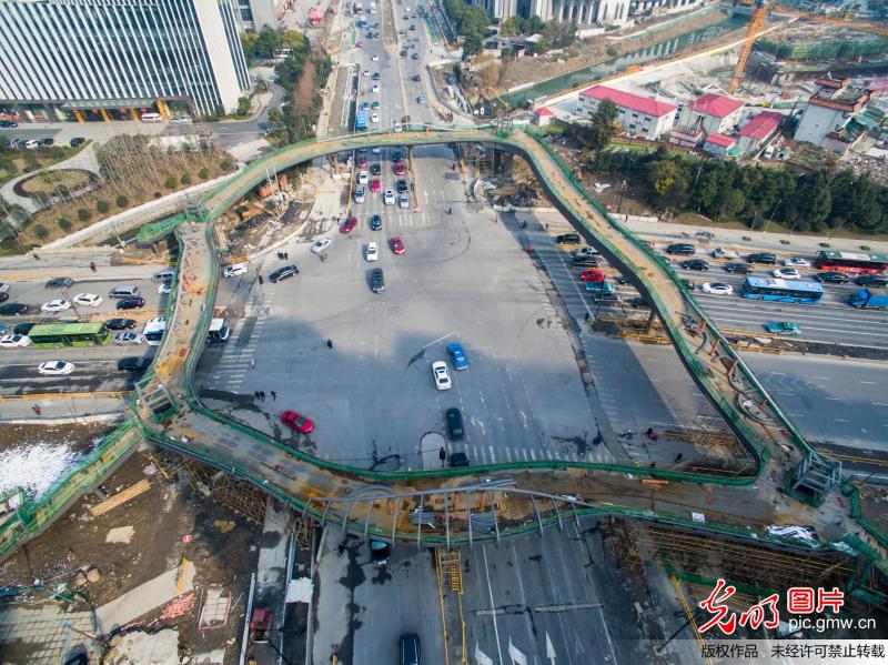 浙江杭州：“歪歪扭扭”的人行天桥