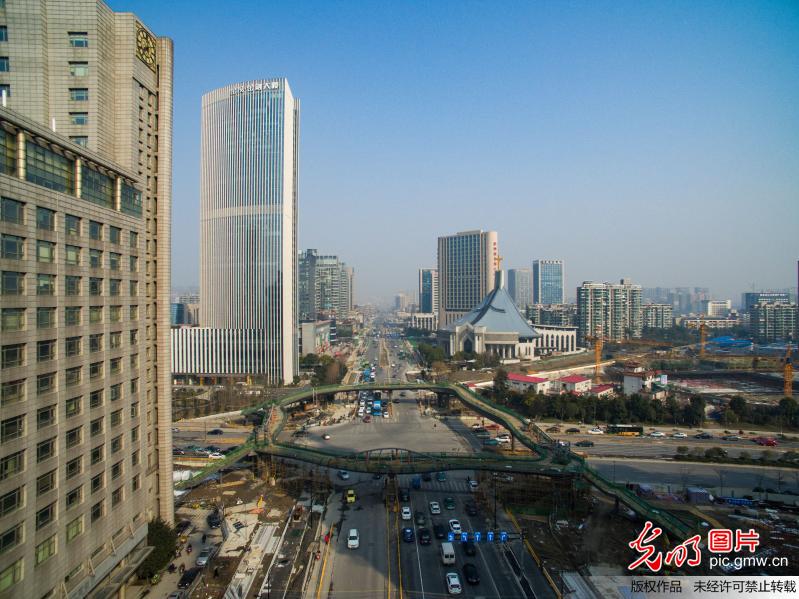 浙江杭州：“歪歪扭扭”的人行天桥