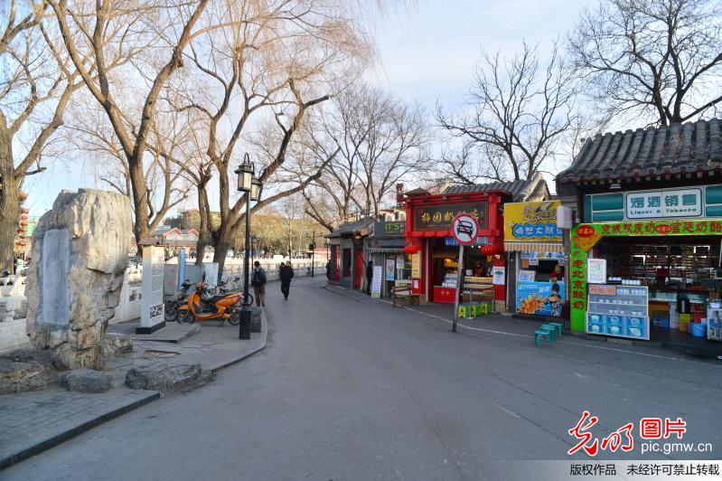 北京春节前夕街道显冷清 什刹海人少车稀