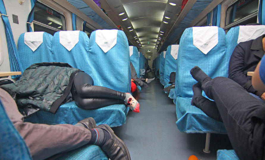 春节旅程:宜昌至西安列车硬座变"硬卧"