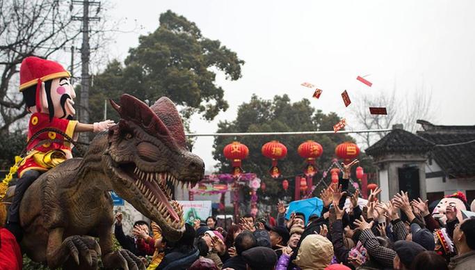 "财神爷"巡游南京发红包 "猴哥"成了拉车夫