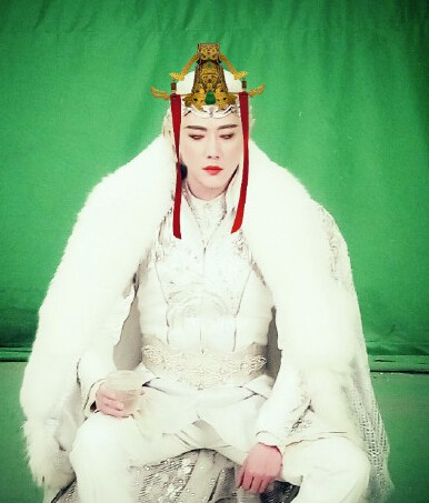 冯绍峰发剧照求PS未回应恋情 网友搞笑回复(9