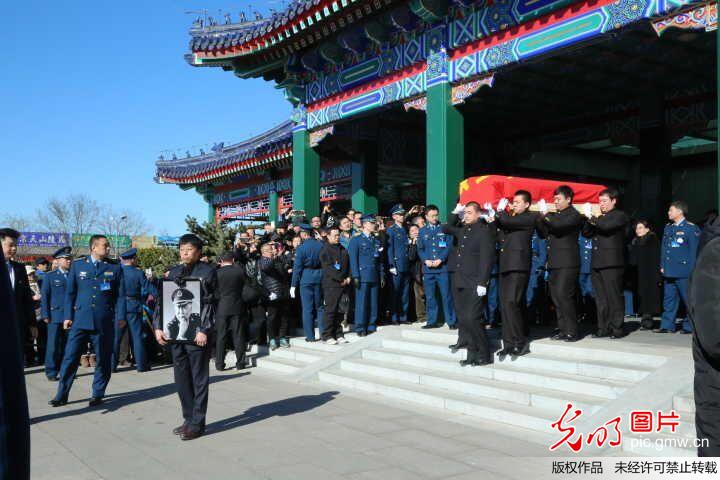  阎肃追悼会 举行 群众落泪悼念(1)_焦点_光明网