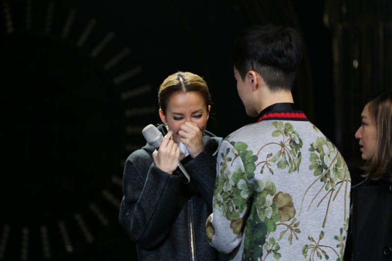 李玟支气管炎复发 彩排失声掩面痛哭