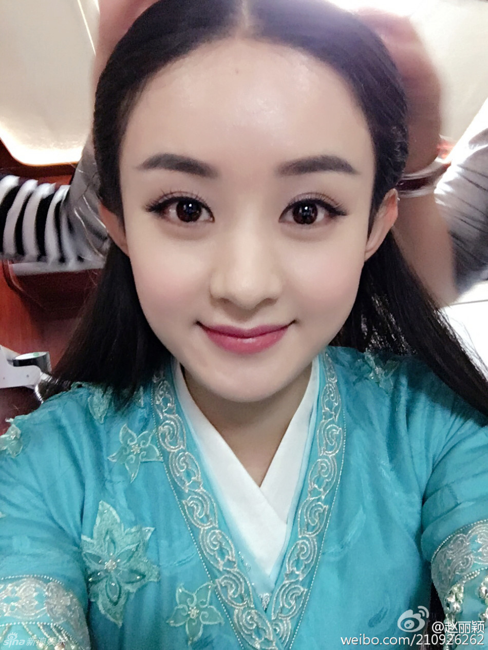 组图:赵丽颖《诛仙》片场自拍 齐刘海水灵动人