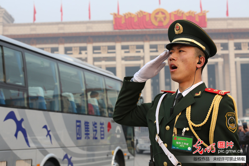 敬礼…我们用崇高的礼节迎送代表委员(2)