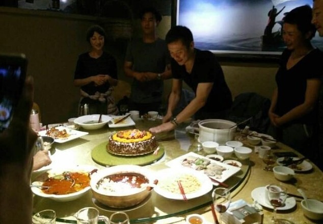3月5日是演员黄志忠的47岁生日,他在微博晒出与好友们一起庆祝并聚餐