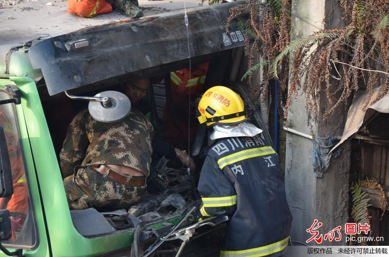 四川内江大货凌晨闯进民房 殃及四车(3)