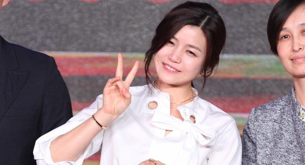 陈妍希穿白衣黑裤比剪刀手卖萌