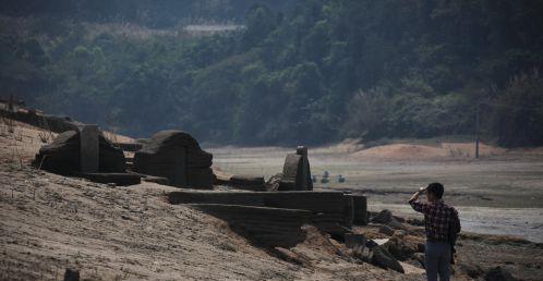 福建水库现30多座 古墓  最罕见 2男1女合葬 (2)_