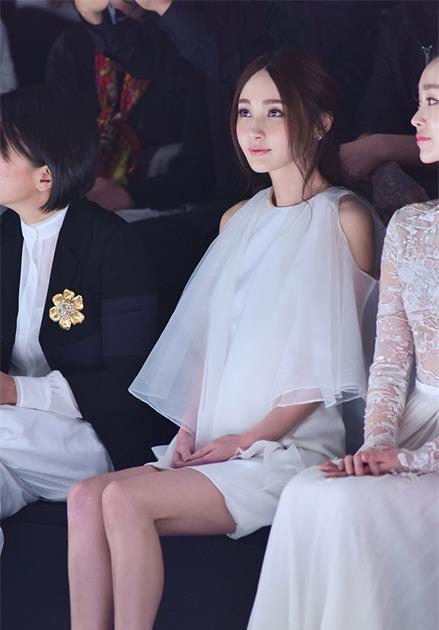 姚笛着白色仙女裙现身上海时装周