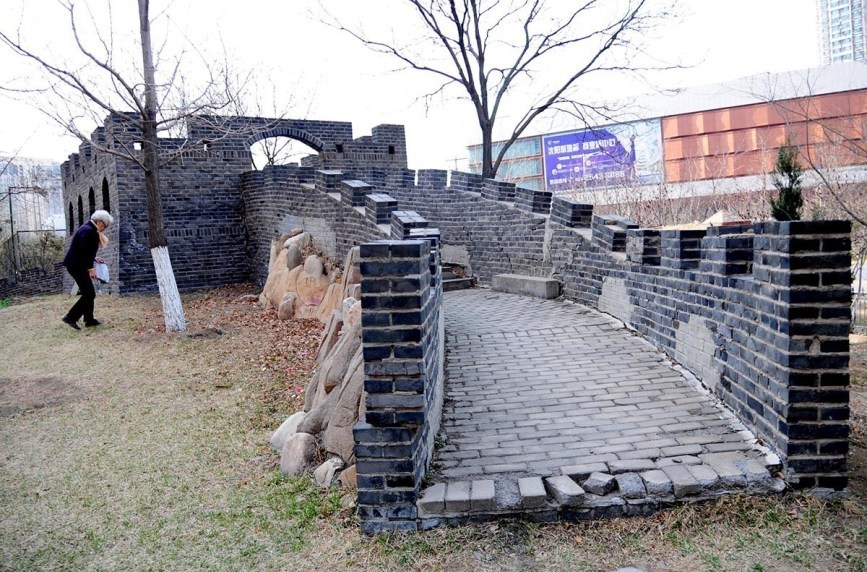 沈阳小区现10米山寨 长城 做工粗糙引吐槽(1)