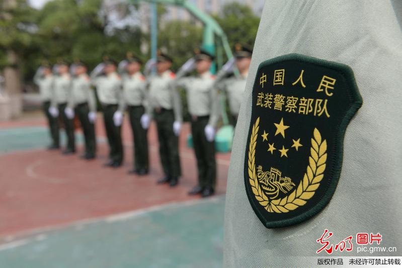 武警江西省总队官兵统一换着长袖夏常服,佩戴新式姓名牌,胸标和臂章