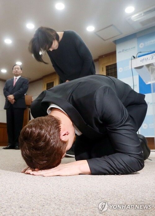 朴泰桓双膝跪地 求代表韩国出战里约奥运(1)(3)