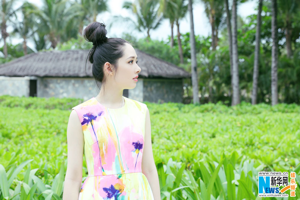 郭碧婷海边随拍写真全曝光 手捧鲜花美若仙子(2)_明星