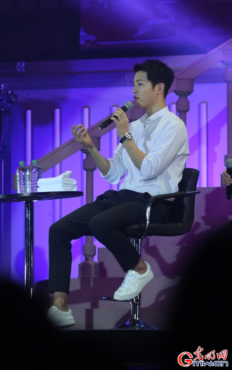 高清:宋仲基北京粉丝见面会 白衣黑裤再现老公