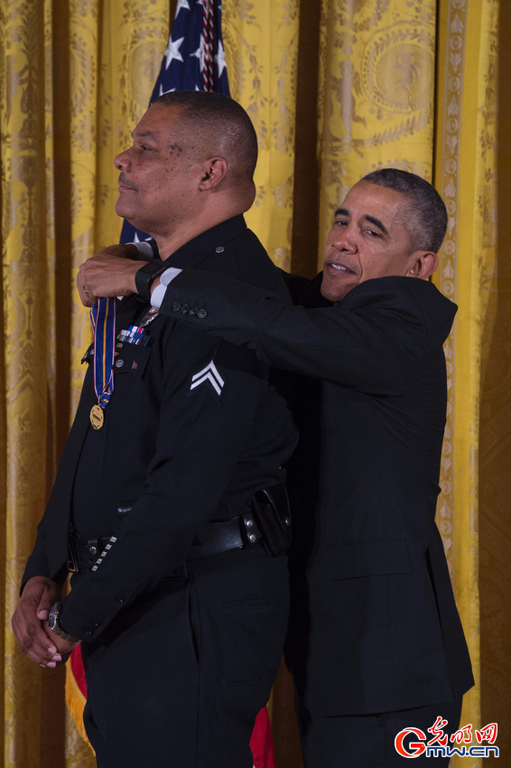 奥巴马为高个子戴勇气勋章显吃力(1)_今日头