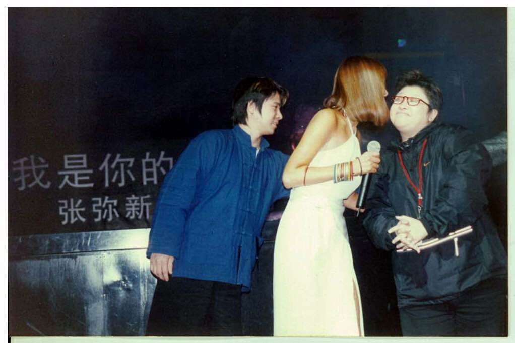 满满的回忆!张咪晒与明星好友昔日合影(4)_今日头条图集 _光明网