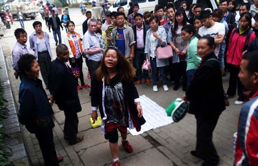 乞丐还要求英语水平?幼师孕妇用中英文跪地