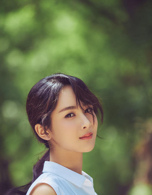 杨紫化身百变女王 冷艳高贵演绎回眸杀