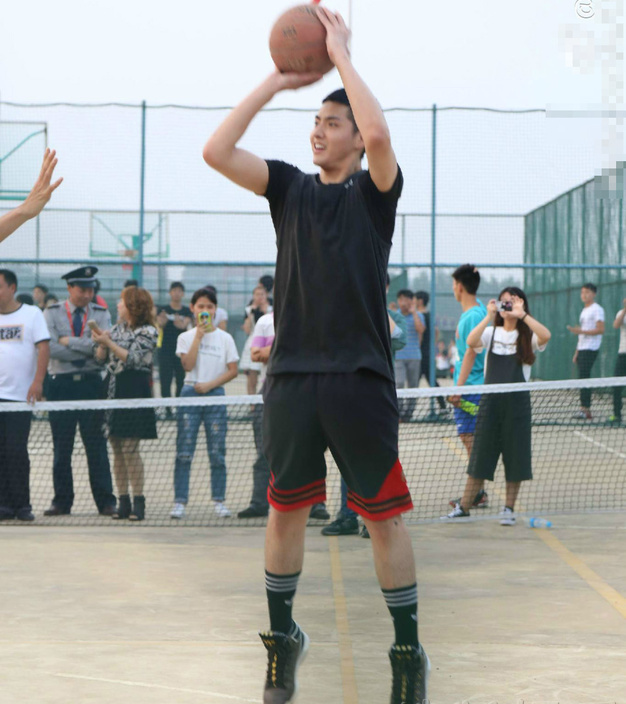 武汉大二女生穿汉服打篮球引关注