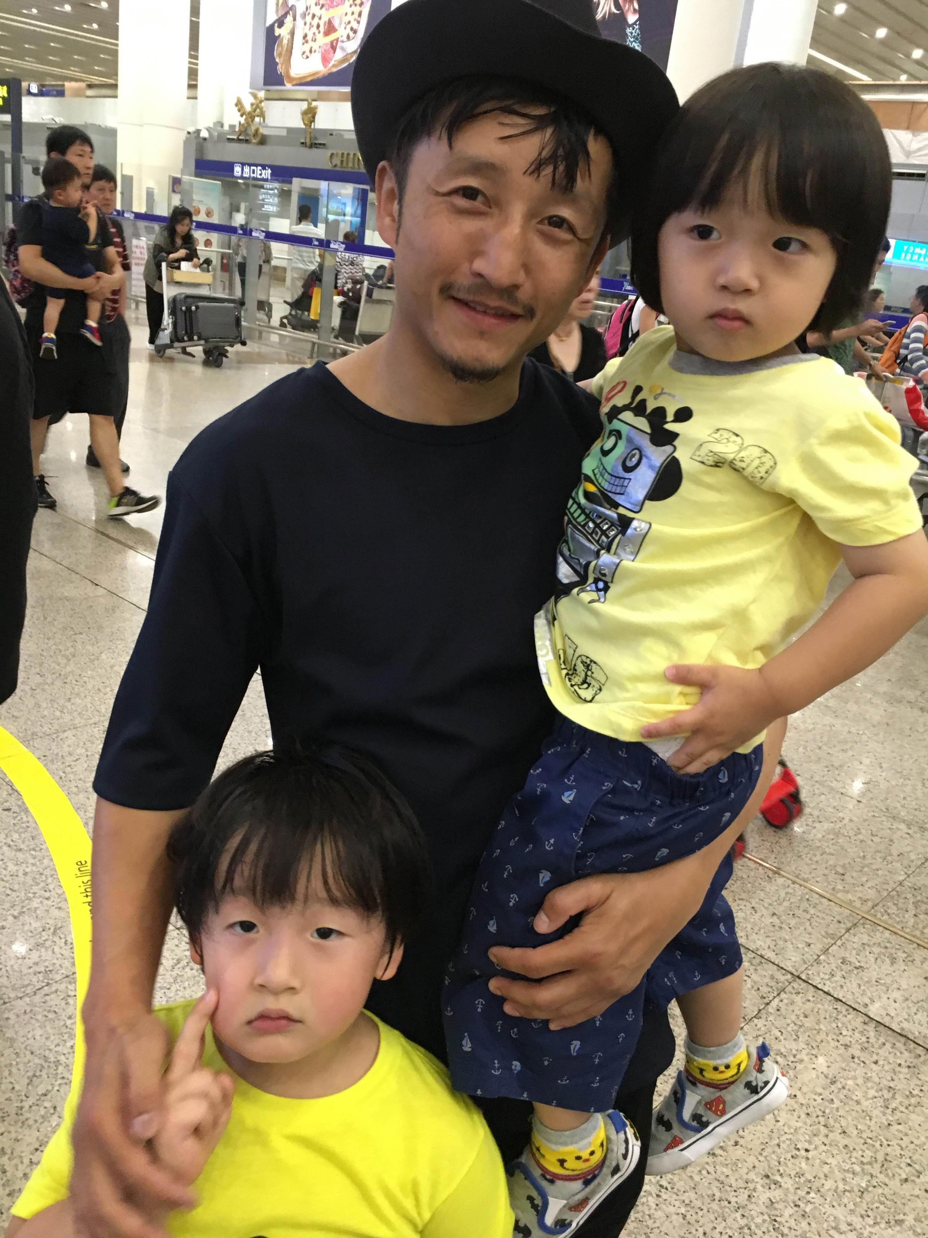 组图:邹市明凯旋而归 俩儿子接拳王爸爸回家
