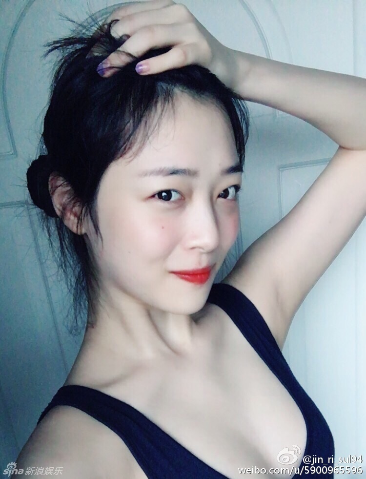 组图:雪莉大晒性感泳装照 口咬草莓酥胸半露