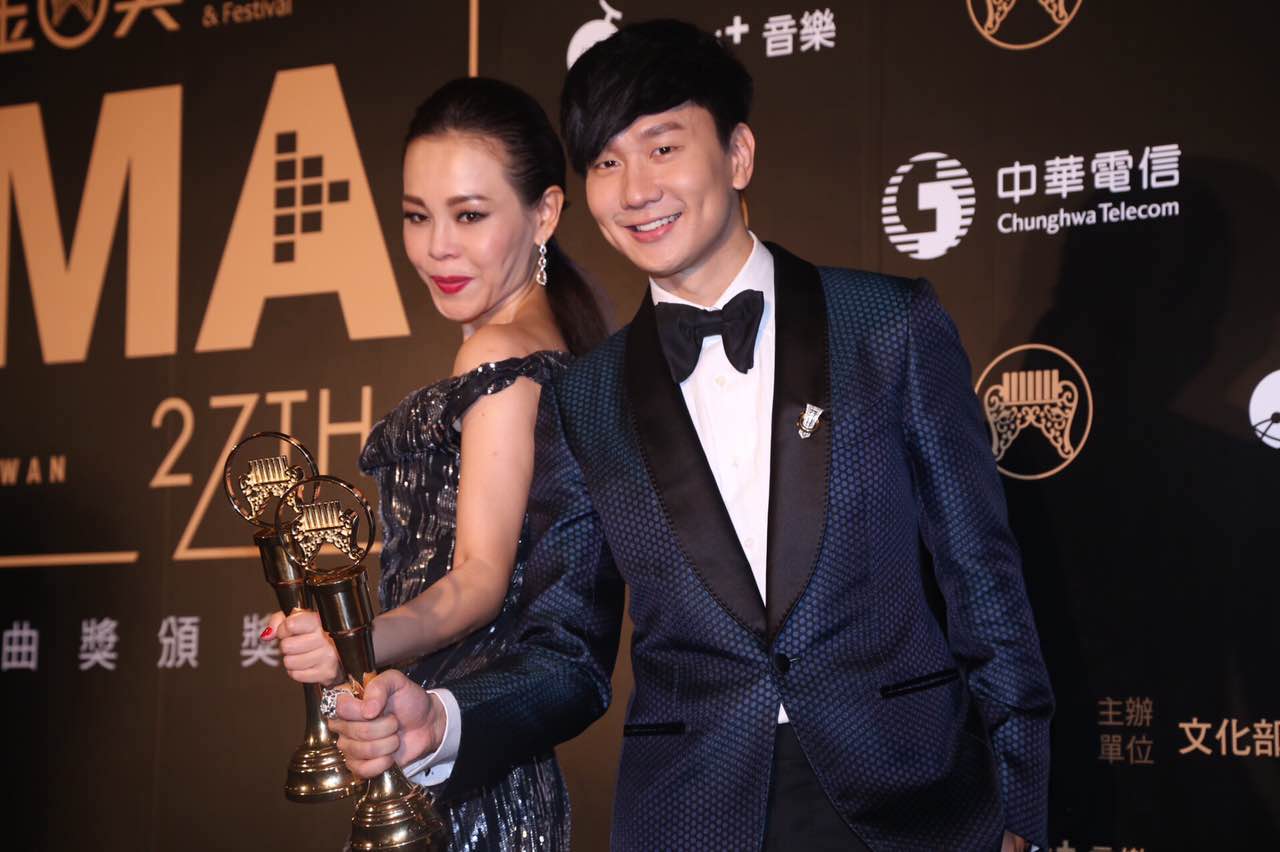 金曲奖颁奖后台:林俊杰获歌王彭佳慧拿歌后.