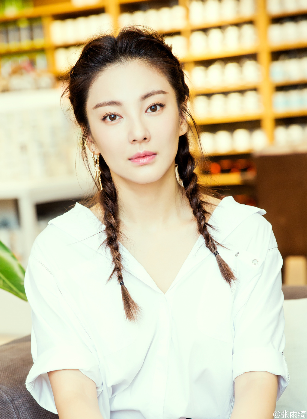 张雨绮梳小辫重拾少女味 抱着公仔却想着美食