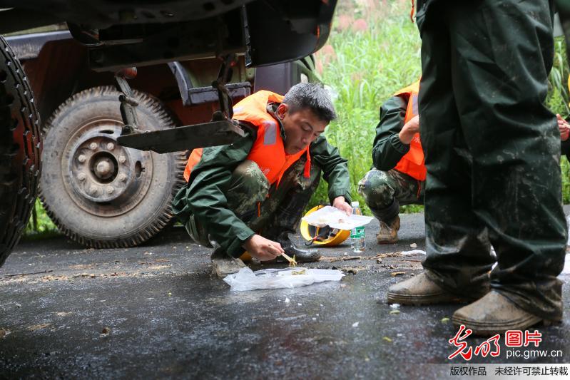 武警水电部队进入安徽六安金寨道路抢通持续进