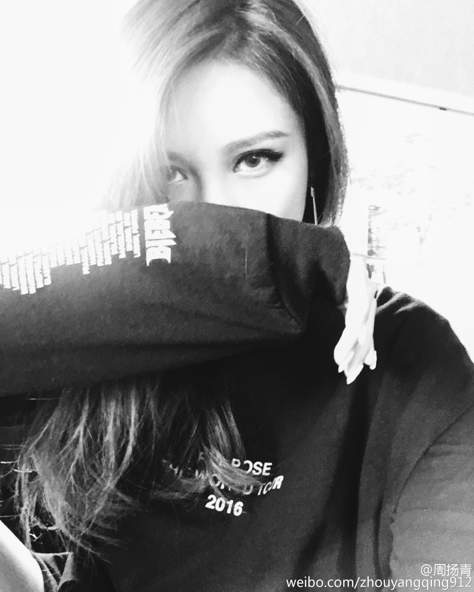 组图:周扬青打扮个性情迷比伯 不怕罗志祥吃醋