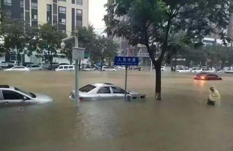 河南新乡遭暴雨 女主播雨中险崩溃