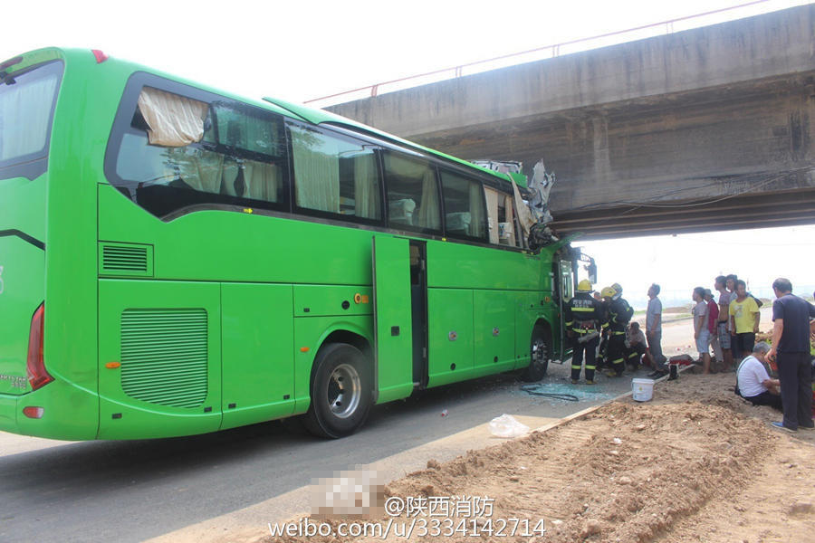 西安一大客车撞上限高大桥 车顶凹陷损毁严重高清图片