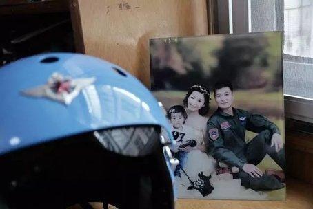 歼15飞行员牺牲后 妻子写下催泪长文(1)_uc图