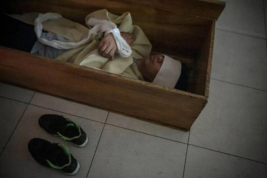 自杀率居高不下 韩国政府出奇招办"假死体验"