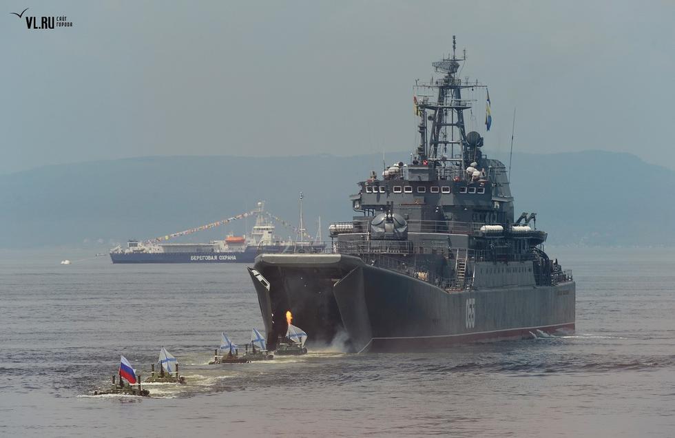 斯美女穿比基尼岸边看军舰 大秀好身材(8)_uc图