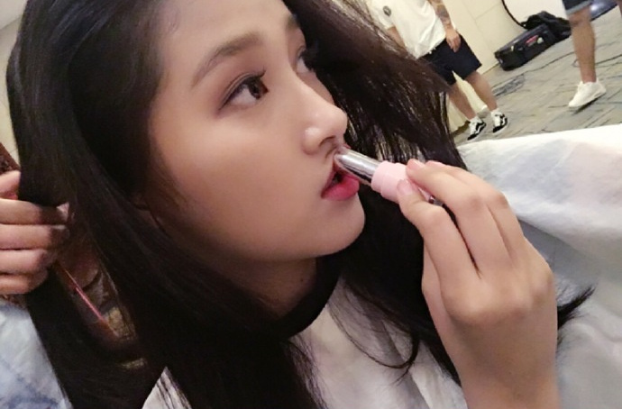 两条鱼亲嘴看图猜成语