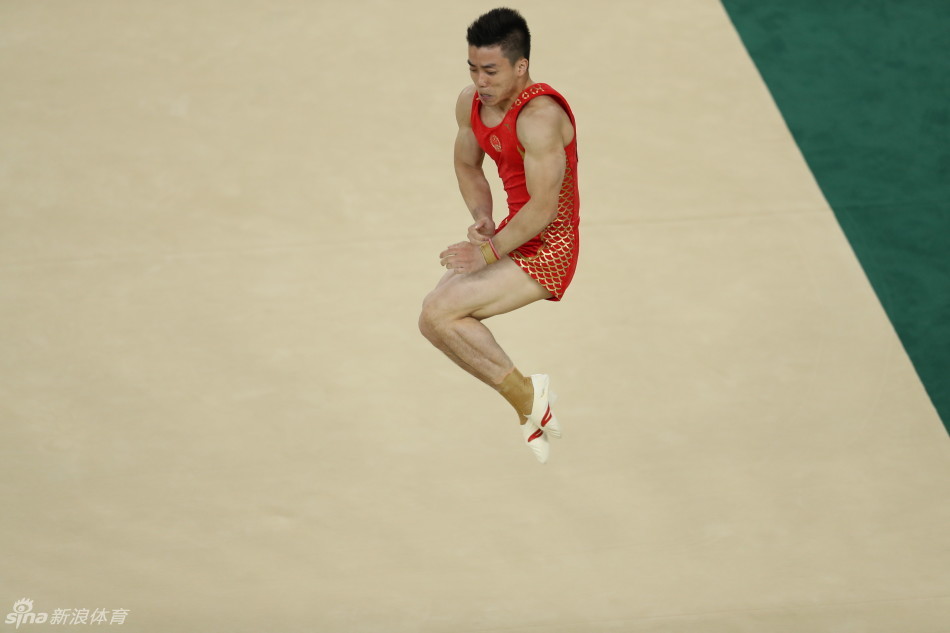 组图﹕直击竞技体操中国男团冲金 双杠-自信动