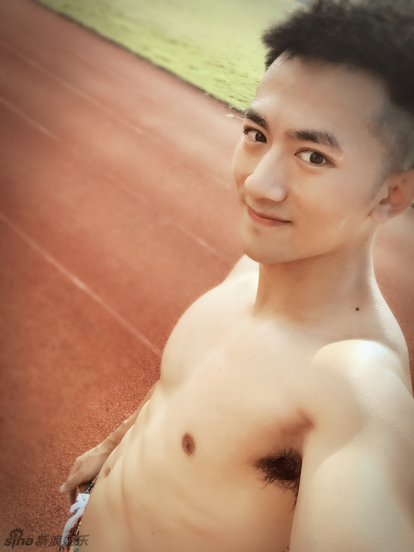 组图:张天阳好身材被舔屏 游泳被腹肌抢镜
